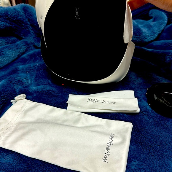 Men’s wraparound black lens YvesSaintLaurent sunglasses - Picture 7 of 10